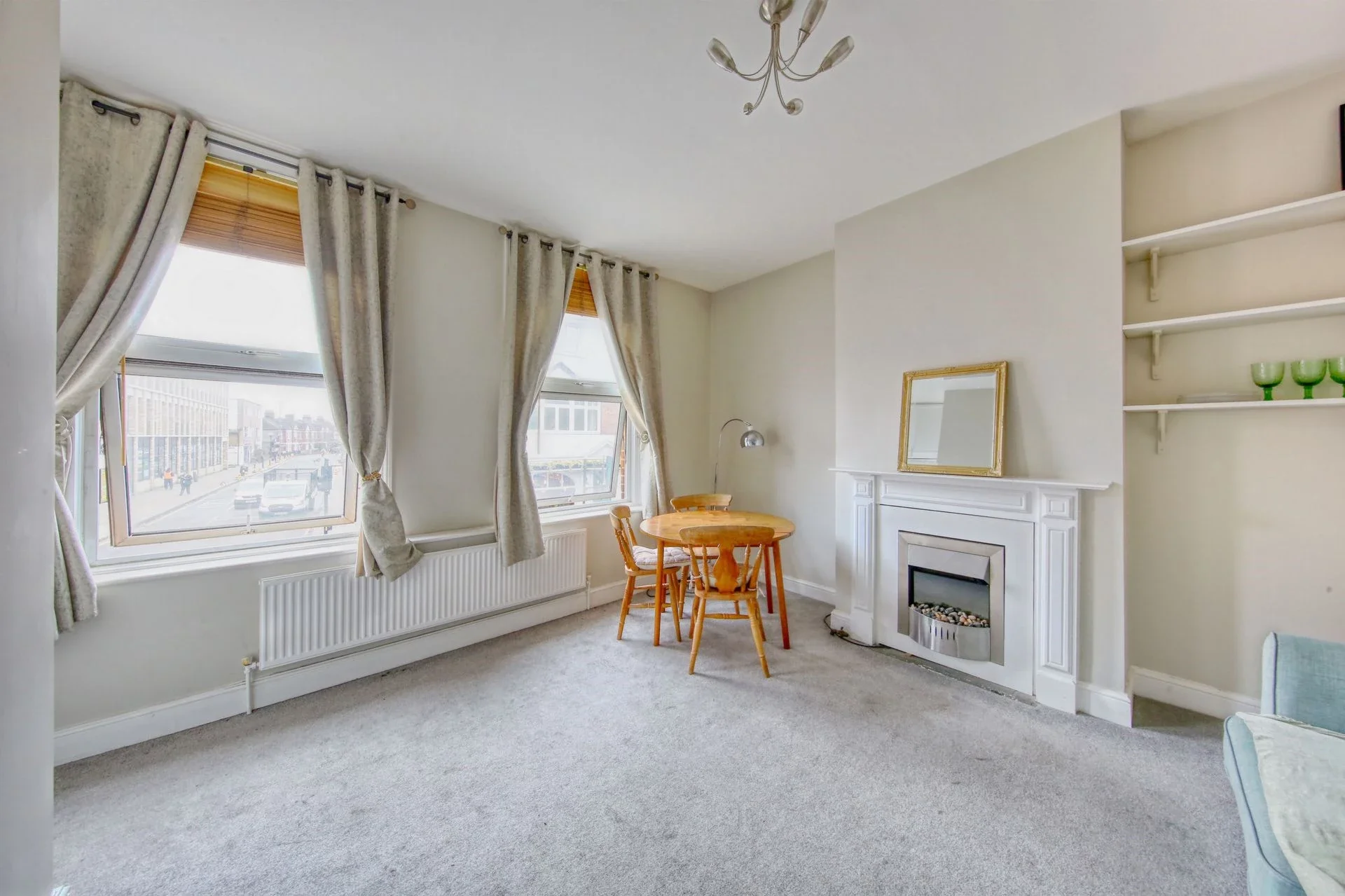 Flat Garratt Lane in Greater London