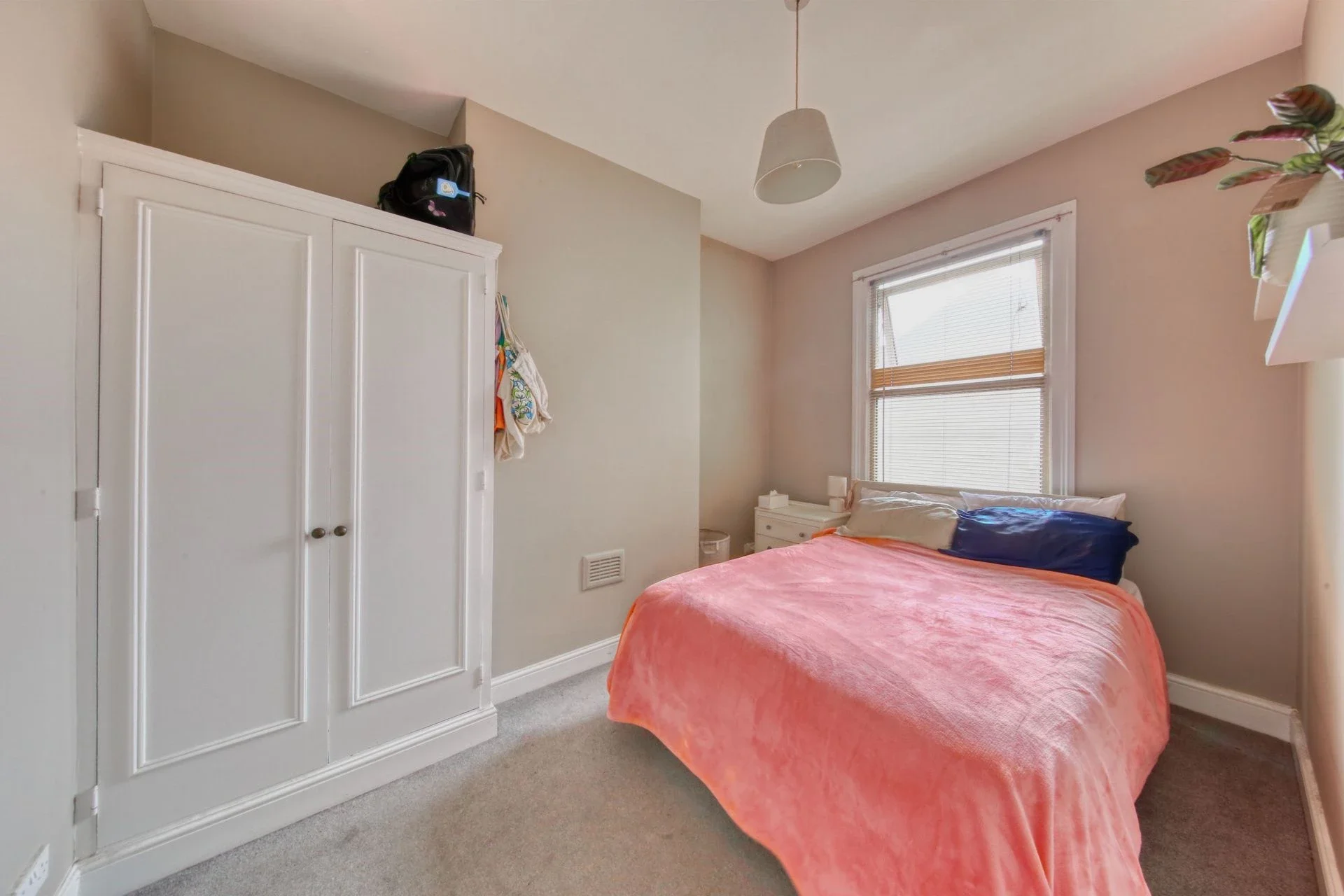 Flat Garratt Lane in Greater London