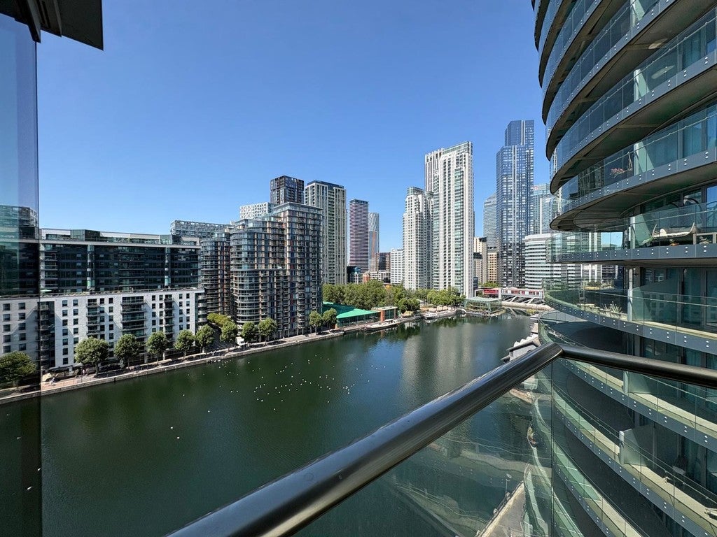 Flat Baltimore Wharf in Greater London