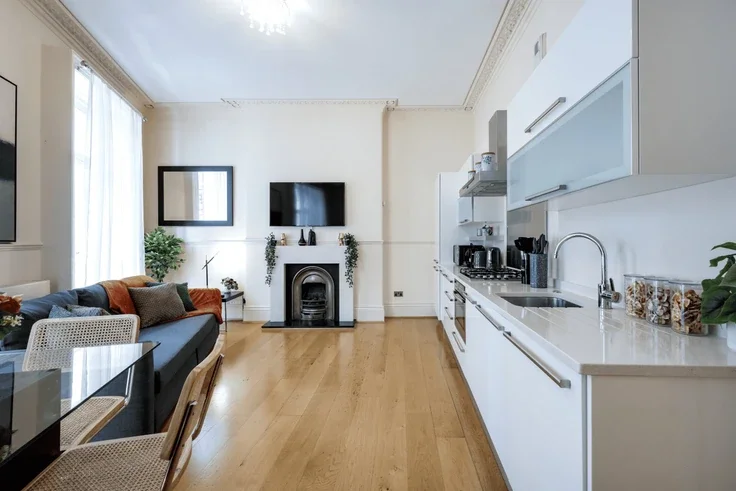 Flat Wellington Street in City of Westminster
