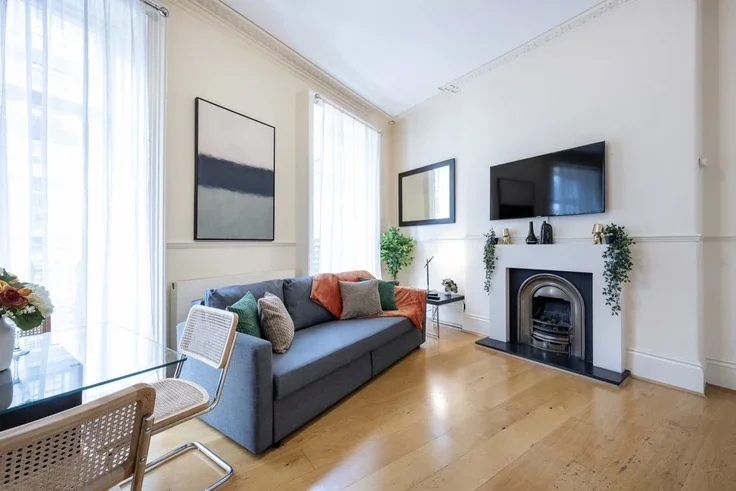 Flat Wellington Street in City of Westminster
