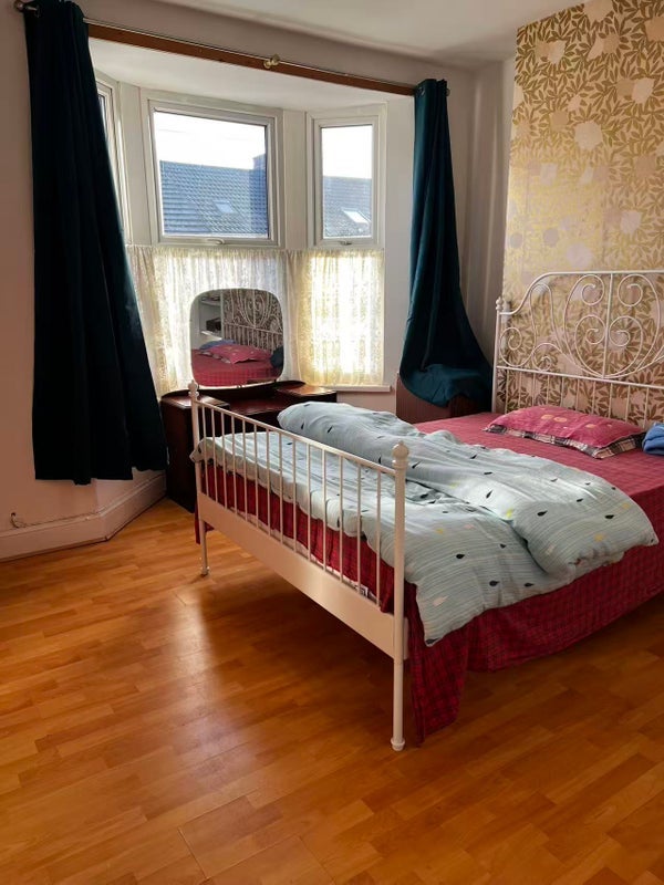Room Adelaide Road in Liverpool