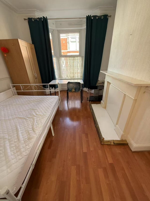 Room Adelaide Road in Liverpool