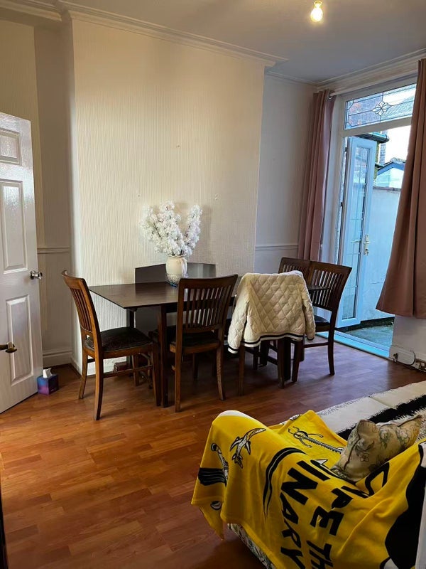 Room Adelaide Road in Liverpool