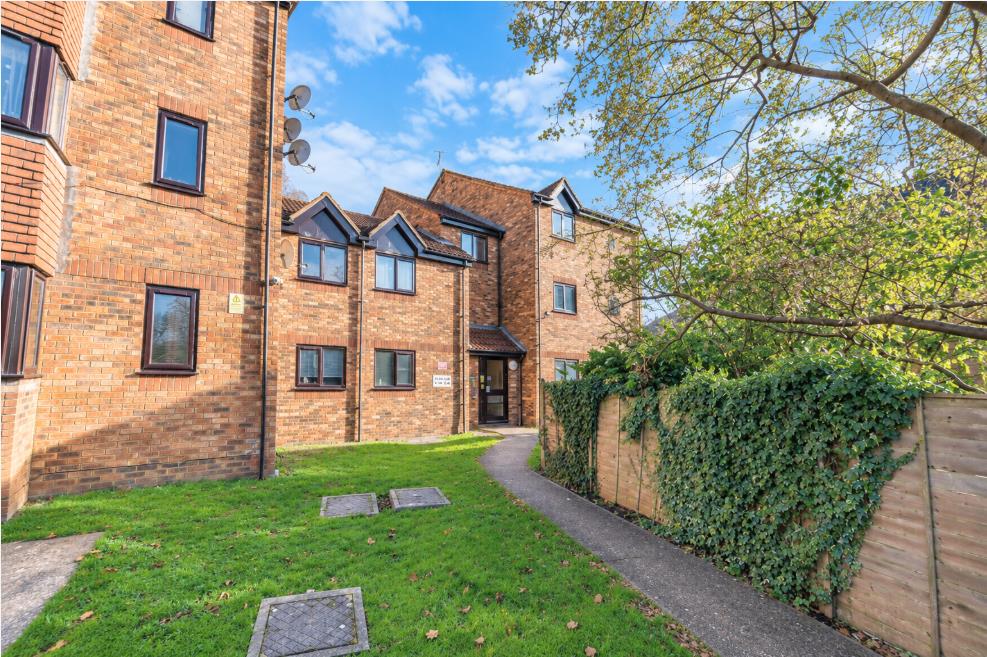 Flat Franklin Avenue in Slough