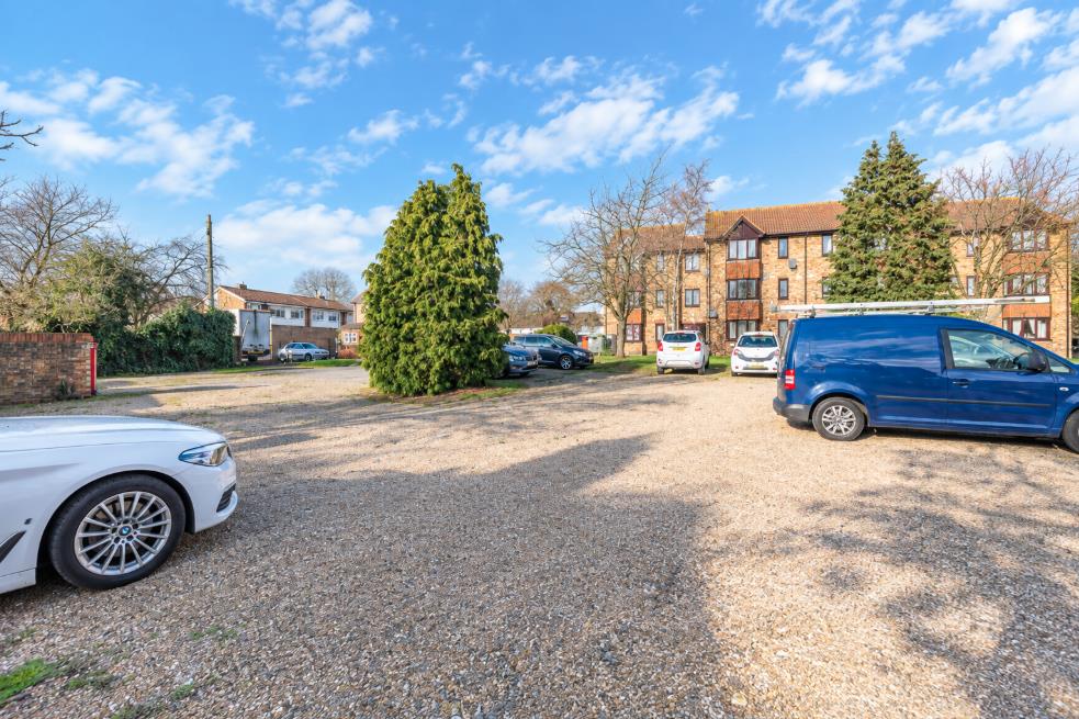 Flat Franklin Avenue in Slough