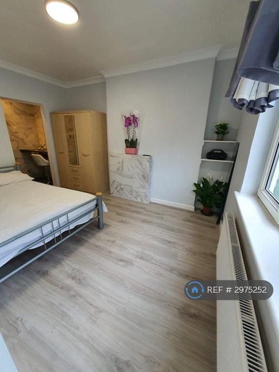 Flat Whitchurch Avenue in Greater London