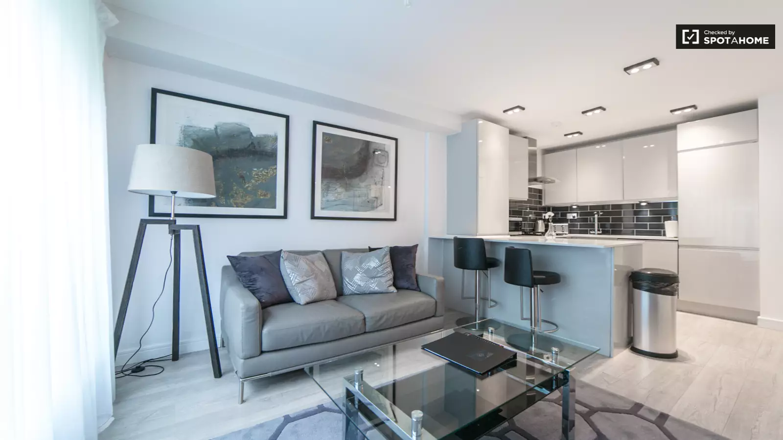 Flat Commercial Road in Greater London
