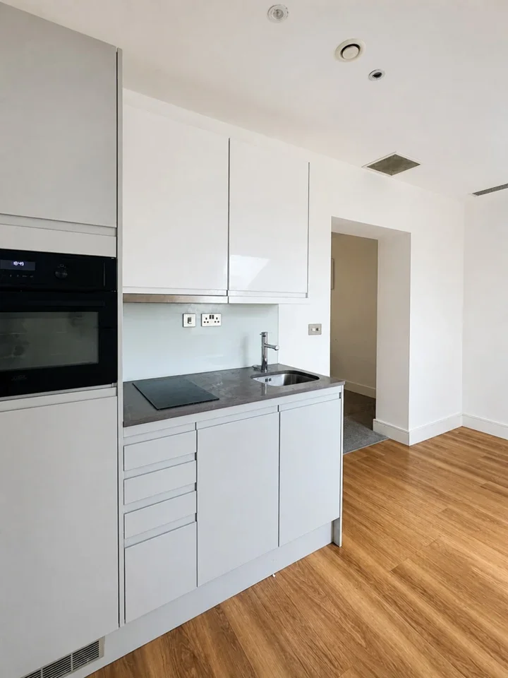 Flat Hayling Close in Slough