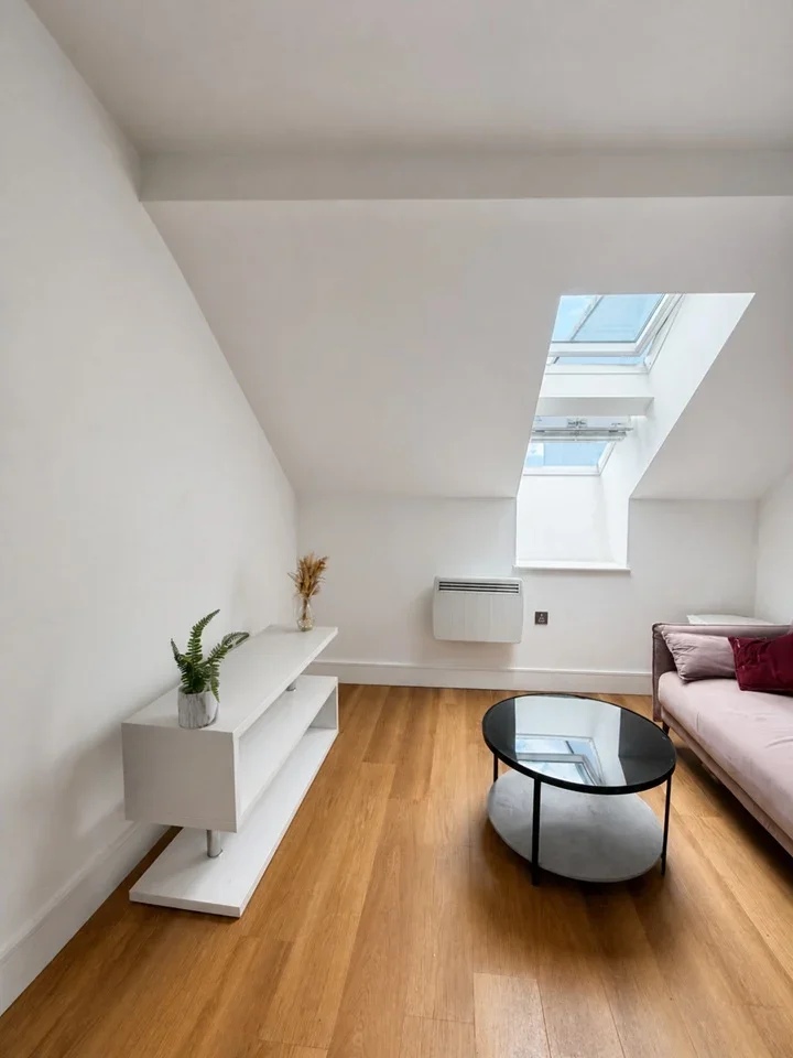 Flat Hayling Close in Slough
