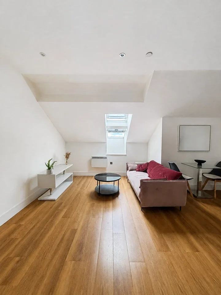 Flat Hayling Close in Slough