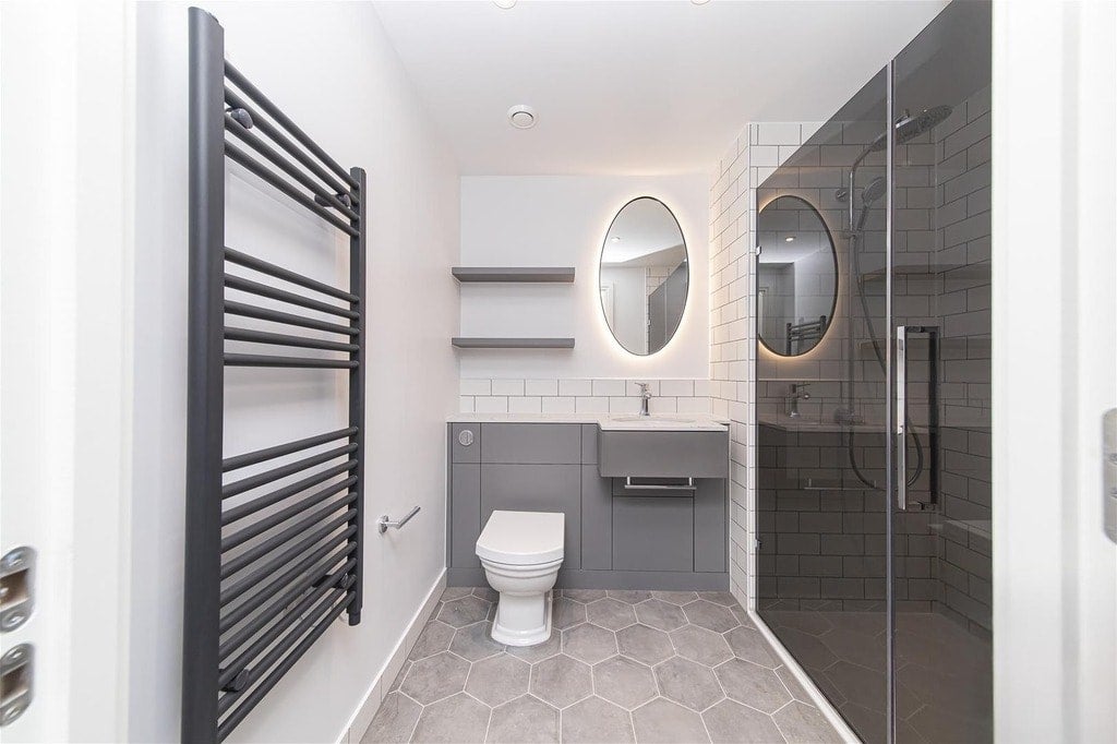 Flat New Broadway in Greater London