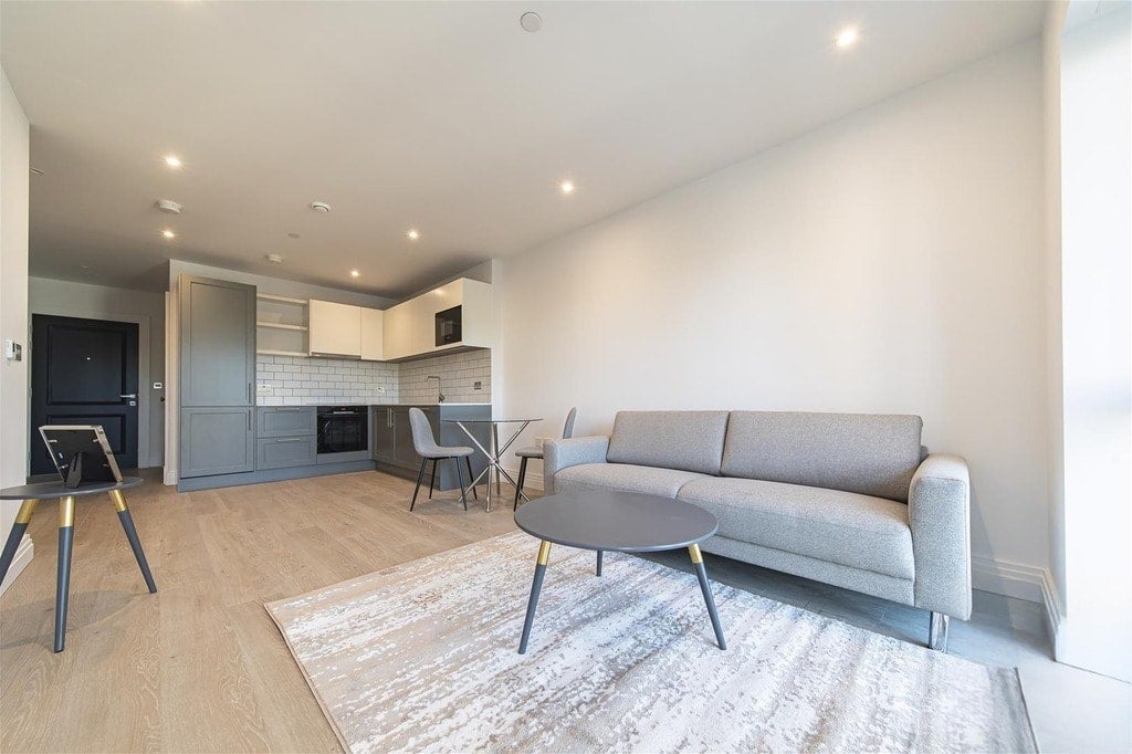 Flat New Broadway in Greater London