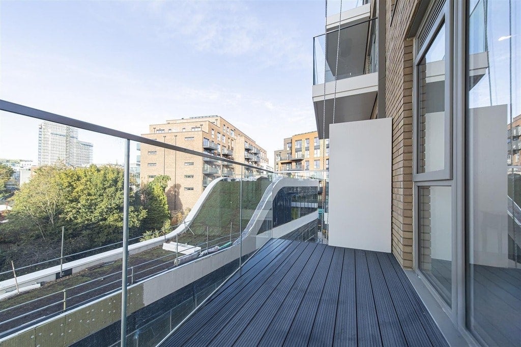 Flat New Broadway in Greater London