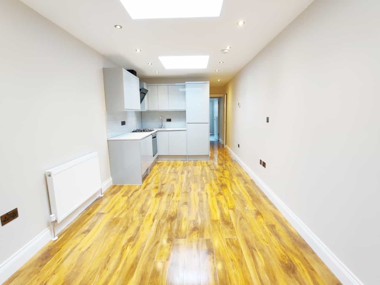 Flat Mitcham Lane in Greater London
