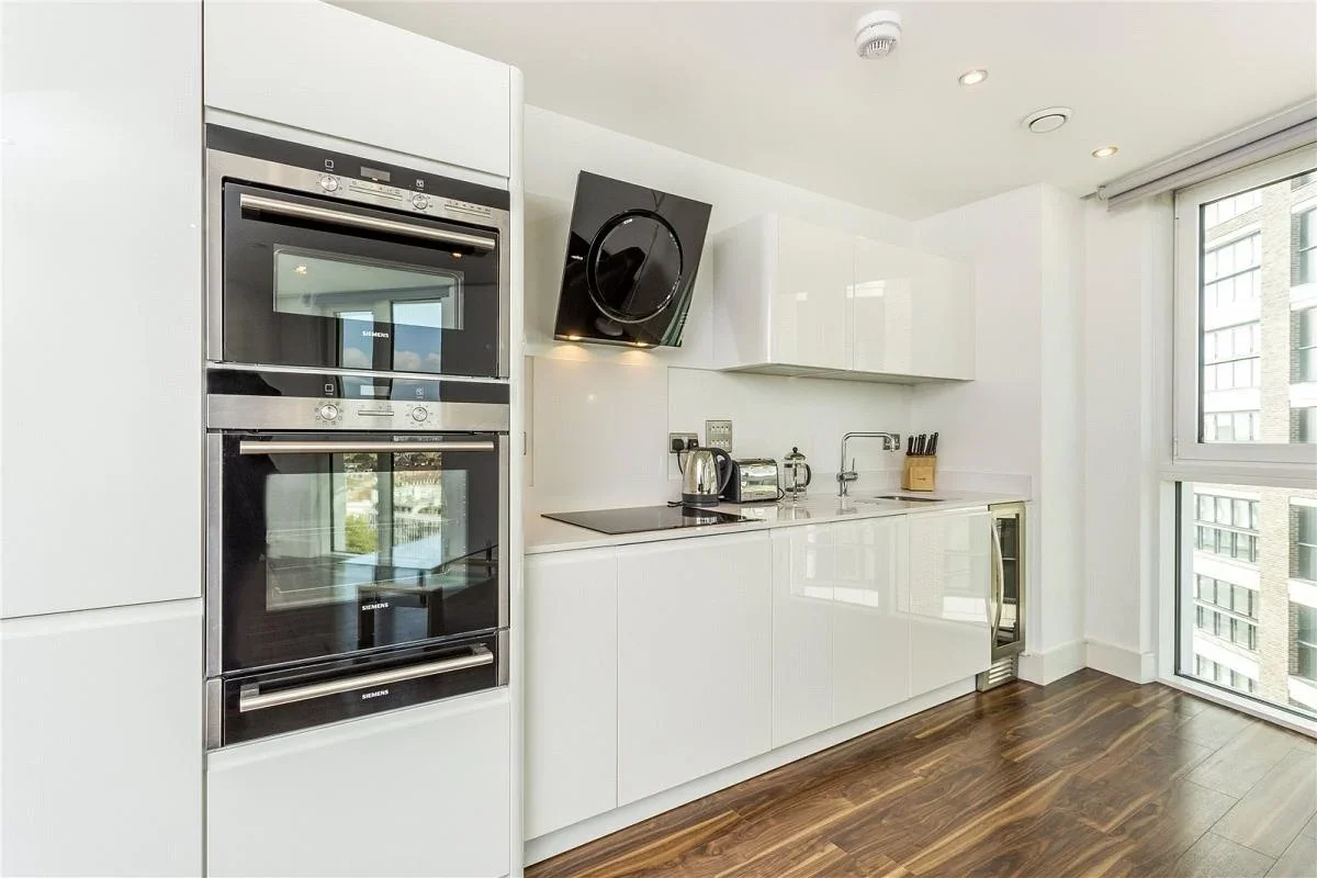 Flat Alie Street in Greater London