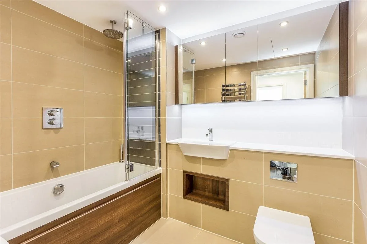 Flat Alie Street in Greater London
