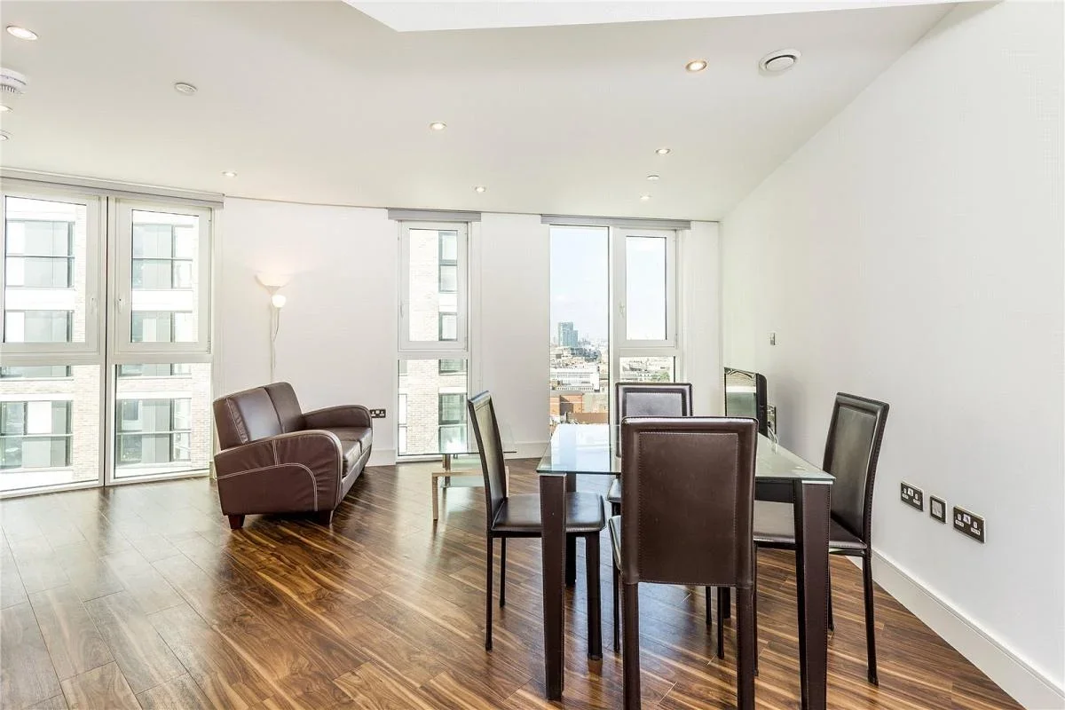 Flat Alie Street in Greater London