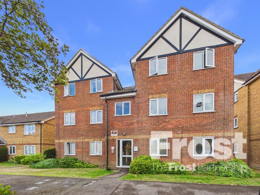 Flat Bridgewater Court in Slough
