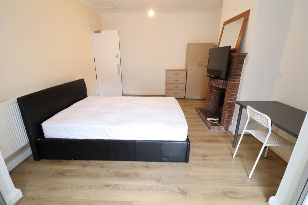 Room Globe Road in Greater London
