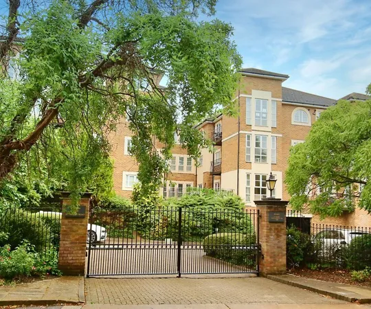 Flat Queen's Road in Greater London