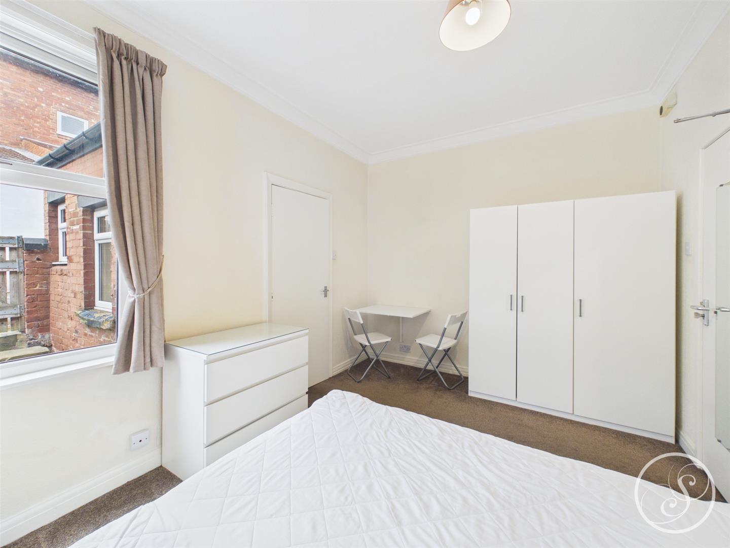 Flat Hawthorn Vale in Leeds