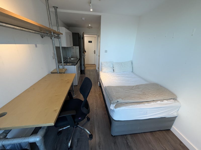 Room Frying Pan Alley in Greater London
