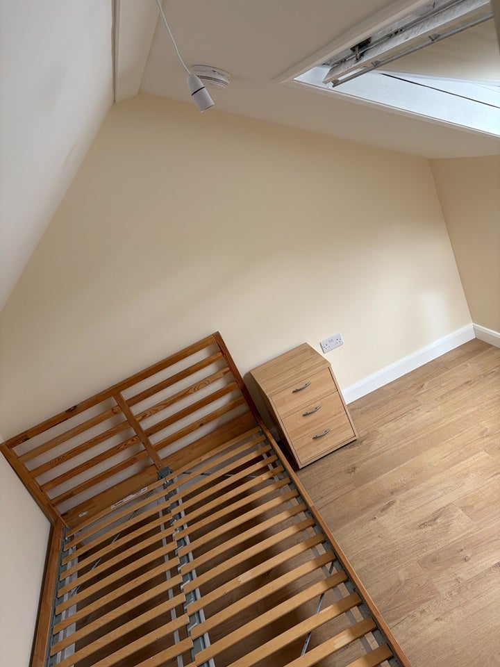 Room Glenfield Road in Greater London