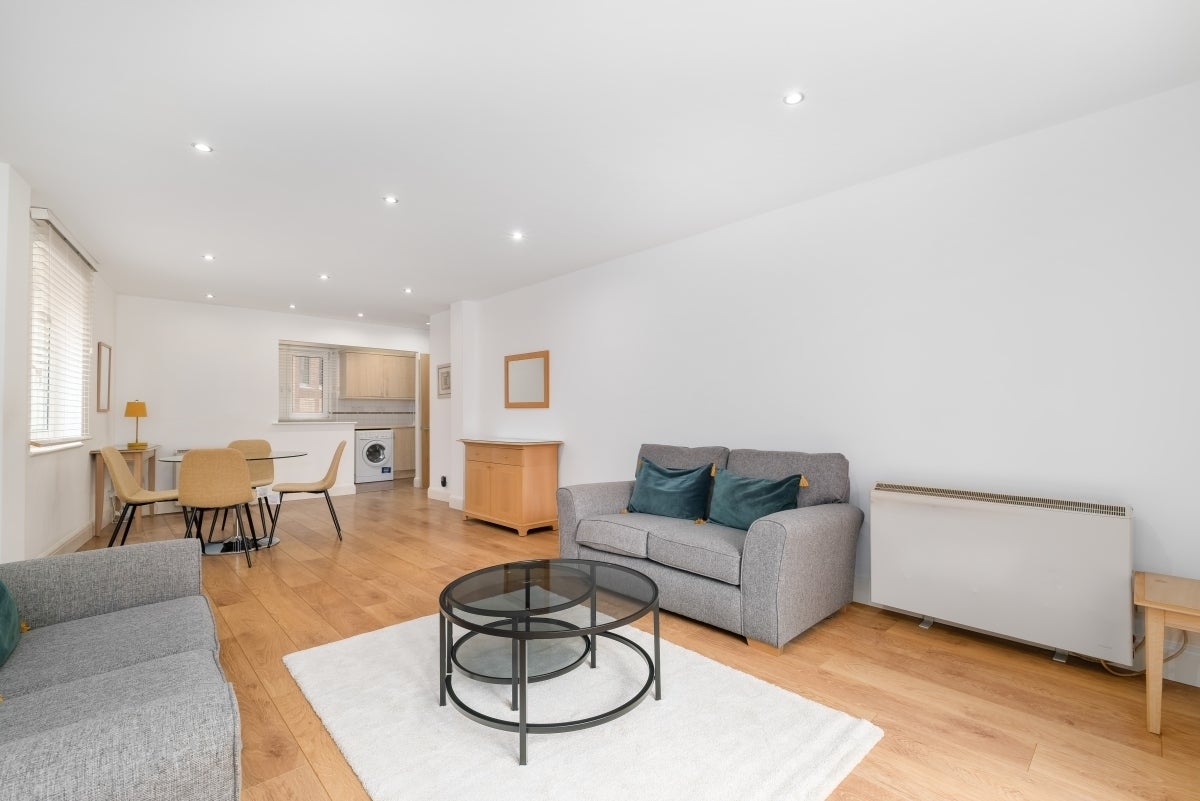 Flat Bartholomew Close in City of London