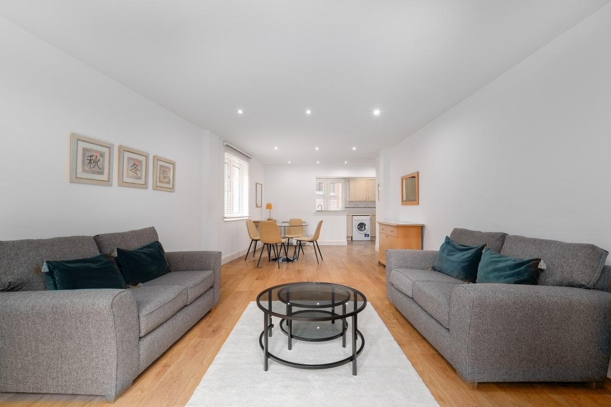 Flat Bartholomew Close in City of London