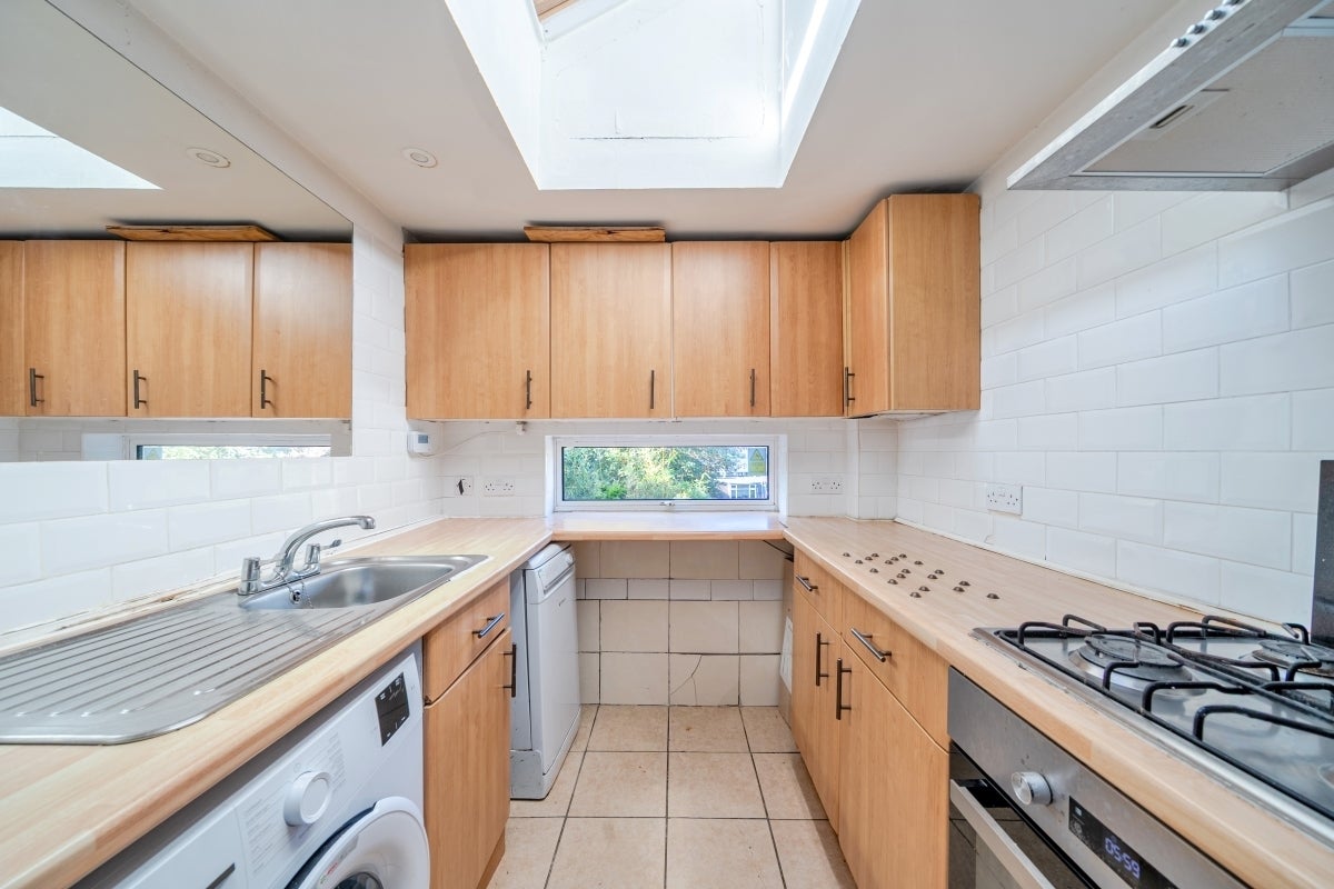 Flat Farningham Road in Caterham