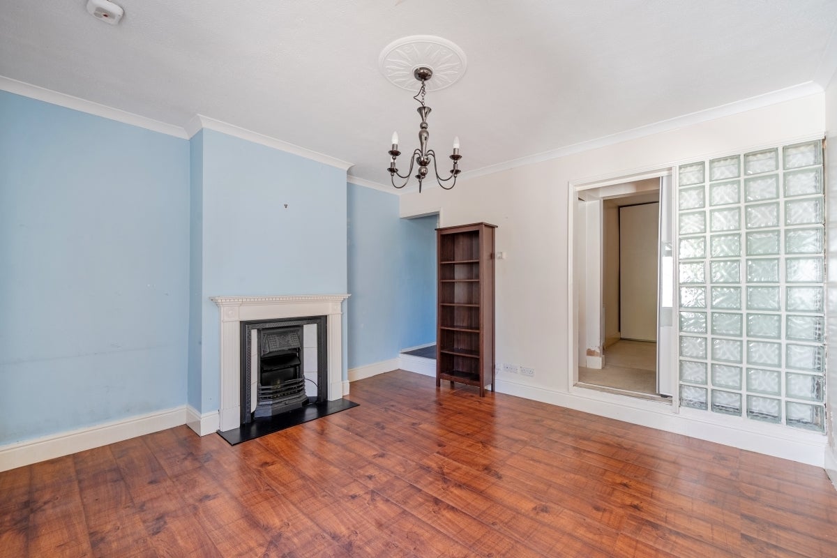 Flat Farningham Road in Caterham