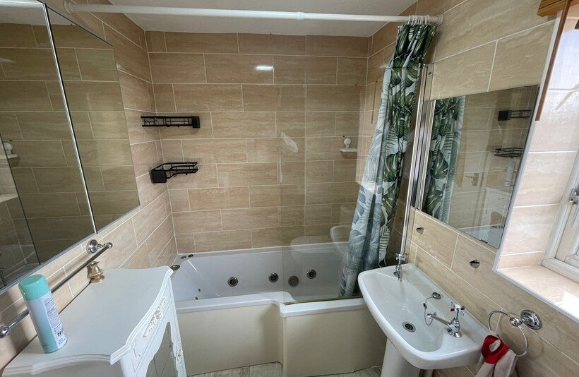 Flat Cherry Blossom Close in Greater London
