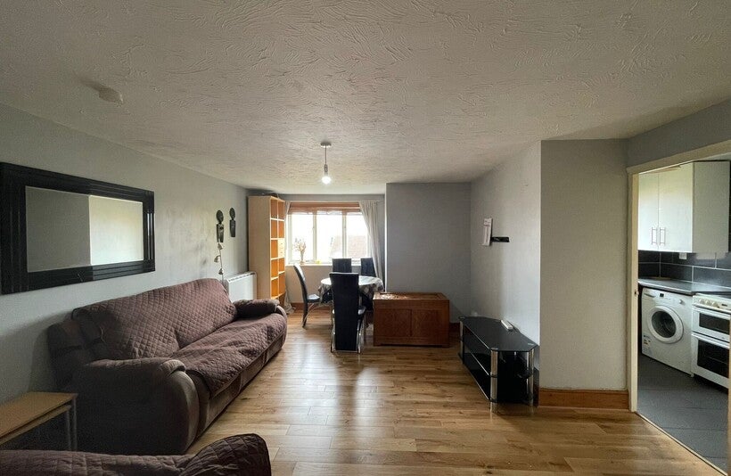Flat Cherry Blossom Close in Greater London