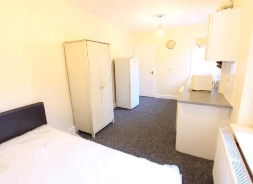 Room North End Road in Greater London