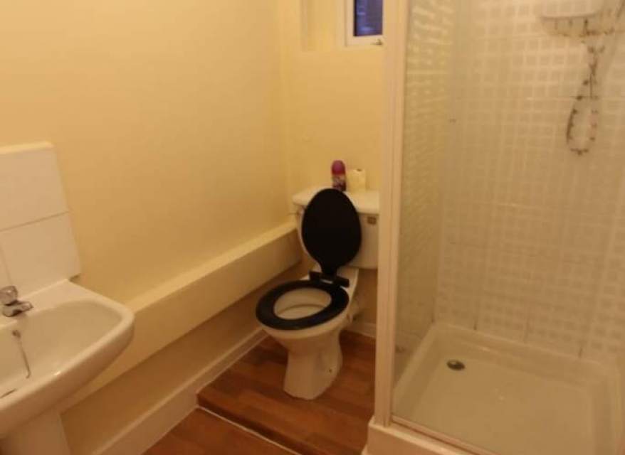 Room North End Road in Greater London