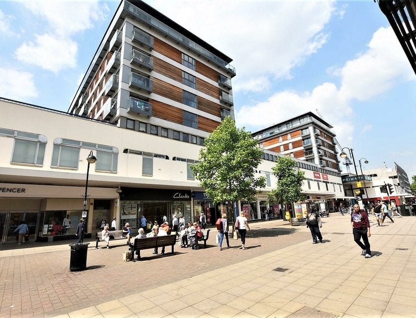 Flat High Street in Greater London