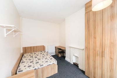 Room Manor Drive in Leeds