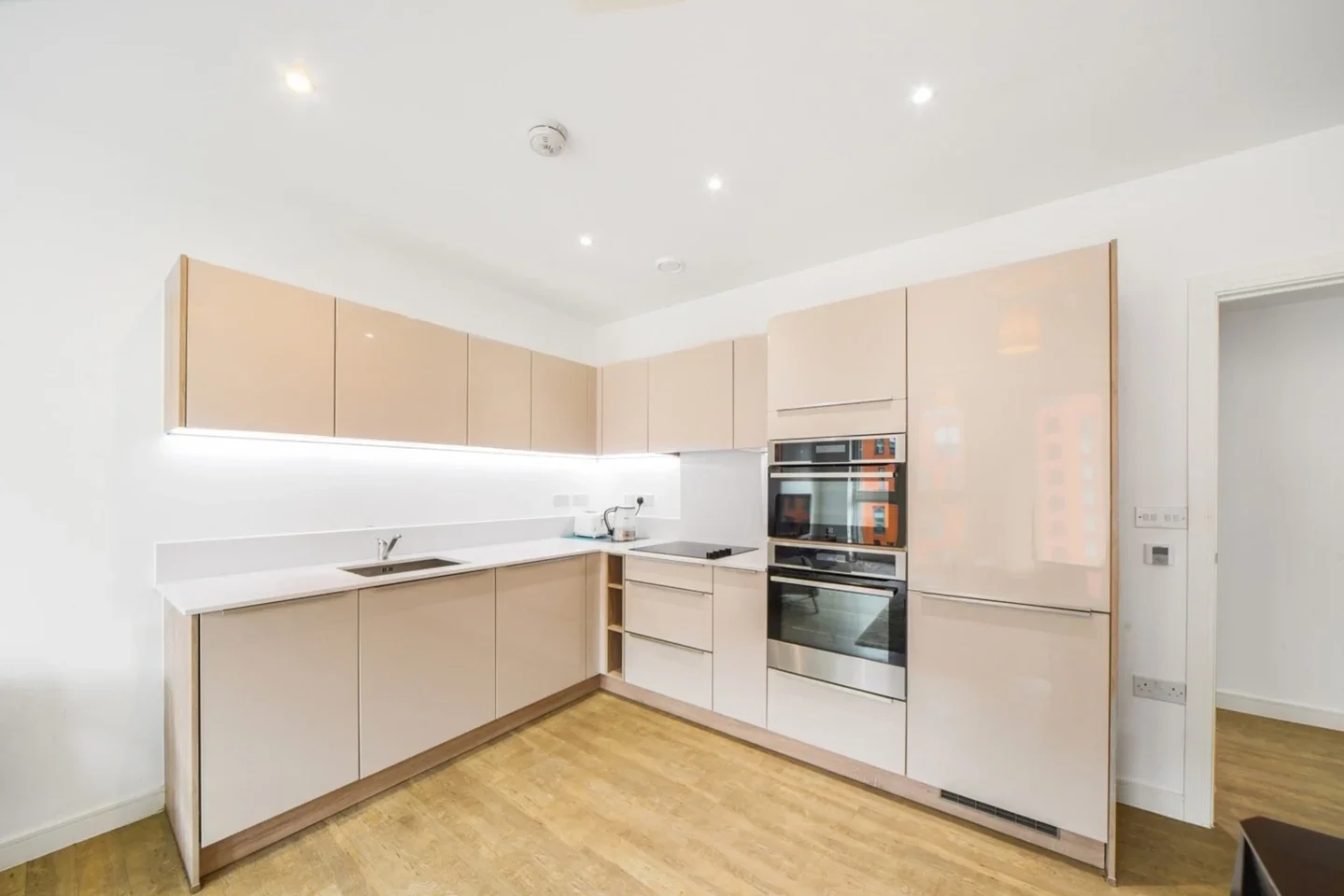 Flat Cable Walk in Greater London