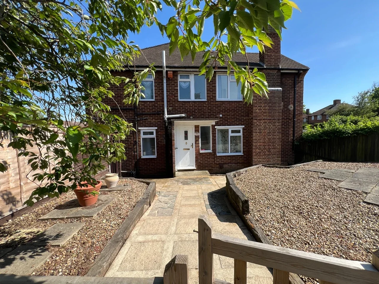 Flat Chapel Farm Road in Greater London