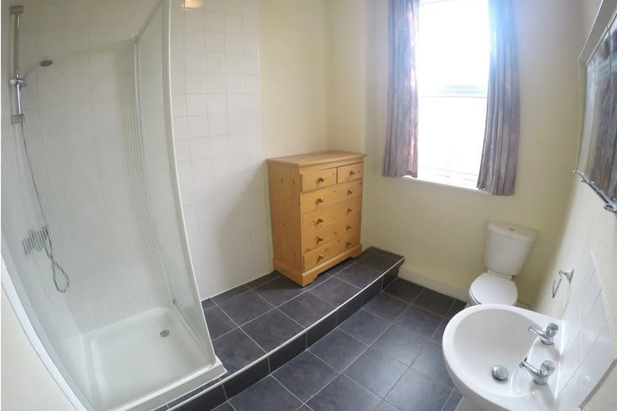 Room Harold Grove in Leeds