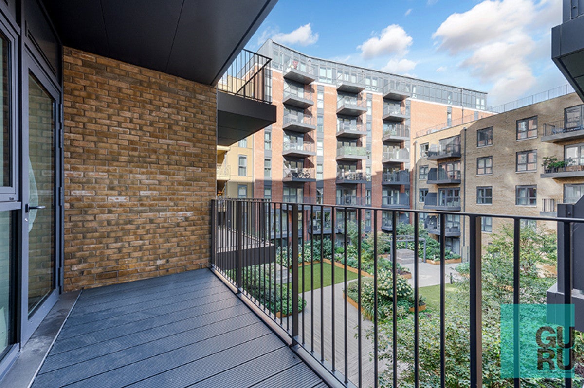 Flat Wheatfield Way in Greater London