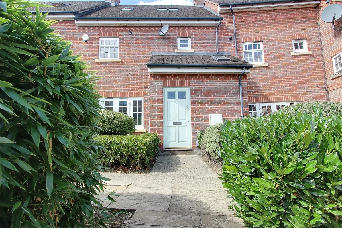 Flat Roughdown Road in Dacorum