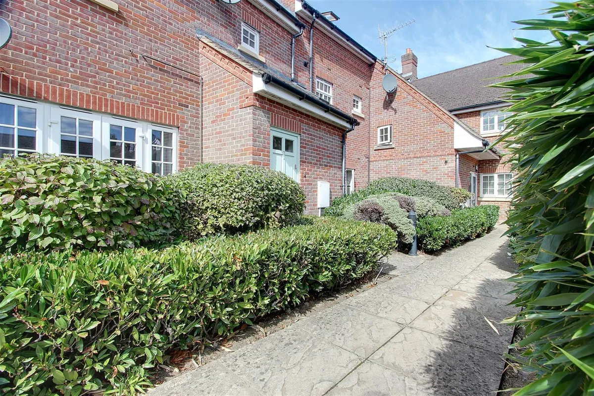 Flat Roughdown Road in Dacorum