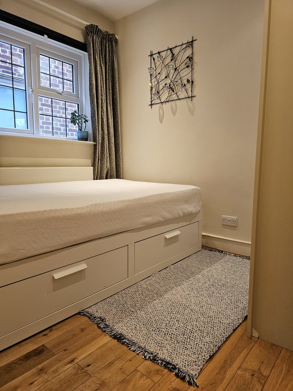Room Fairlawn Avenue in Greater London