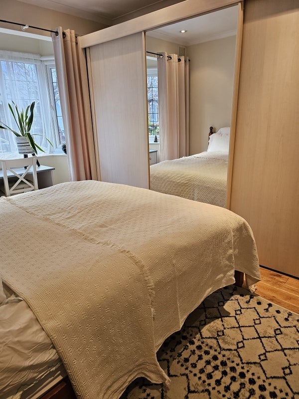 Room Fairlawn Avenue in Greater London