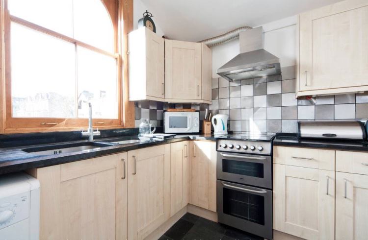 Flat Carlingford Road in Greater London