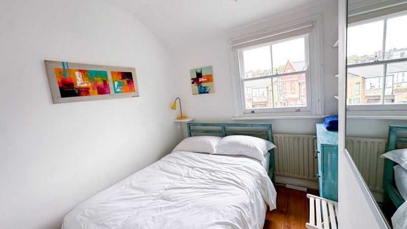 Flat Carlingford Road in Greater London