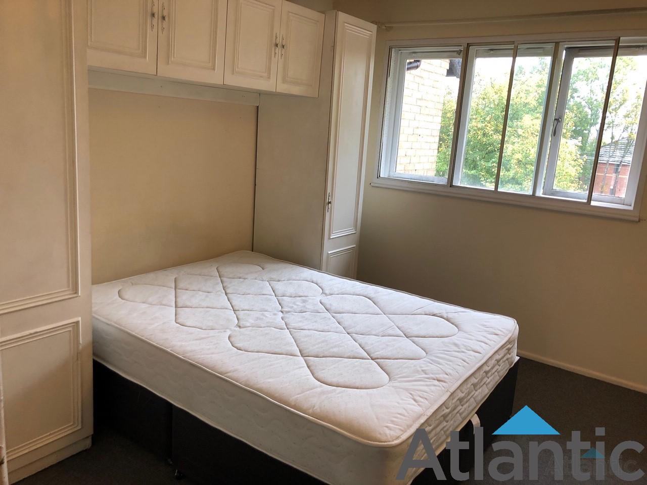 Flat Pycroft Way in Greater London