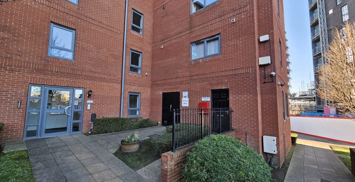 Flat Bouverie Court in Leeds